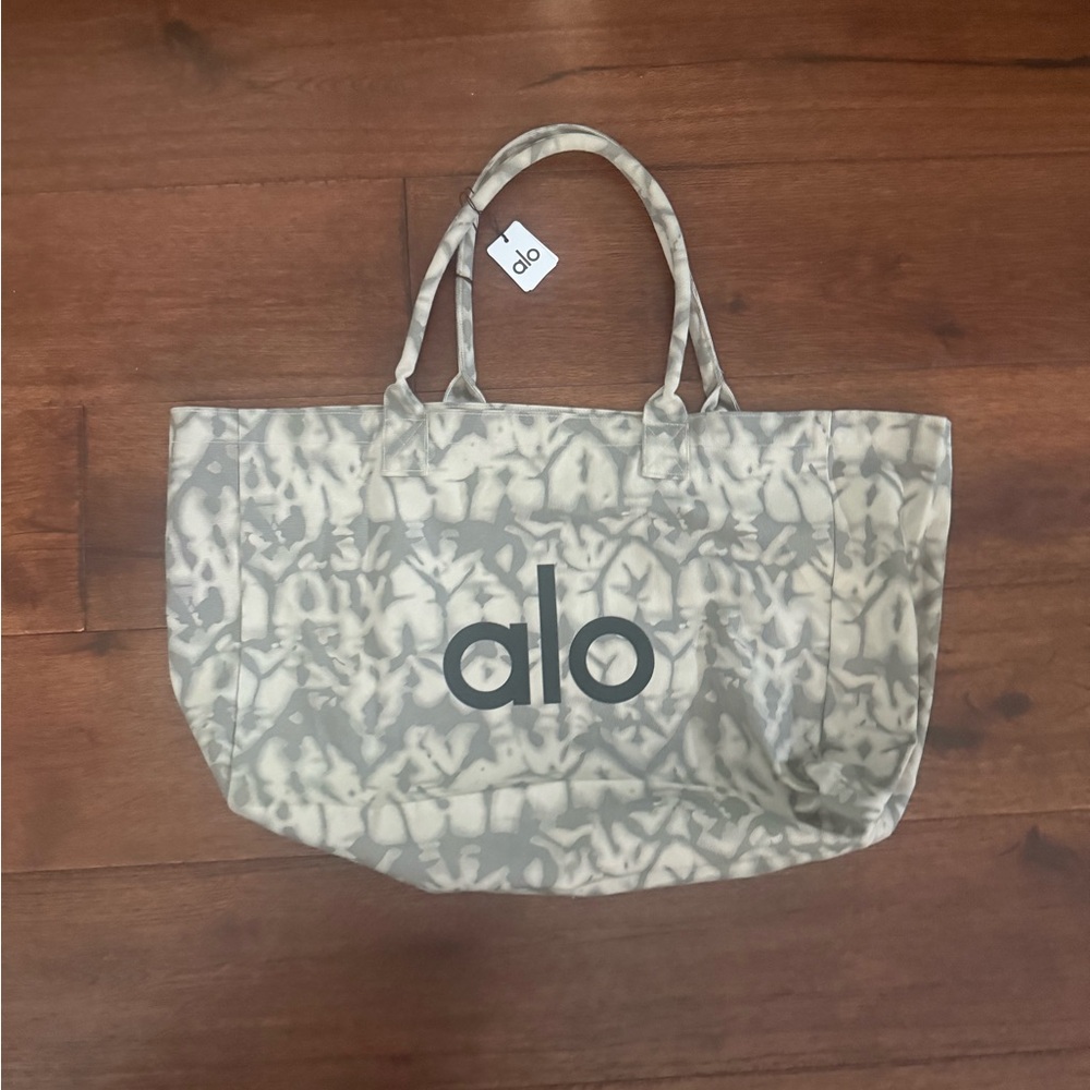 ALO YOGA TOTE BAG, ONE SIZE, GRAY TIE-DYE - Picture 5 of 7